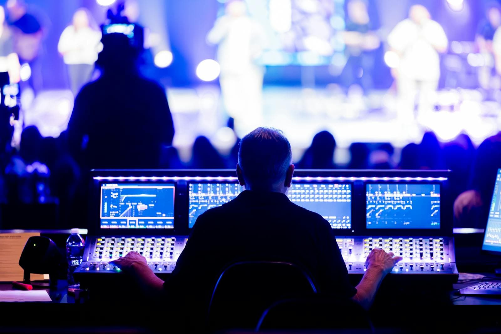 Miembro del crew trabajando en el control FOH de un evento en directo