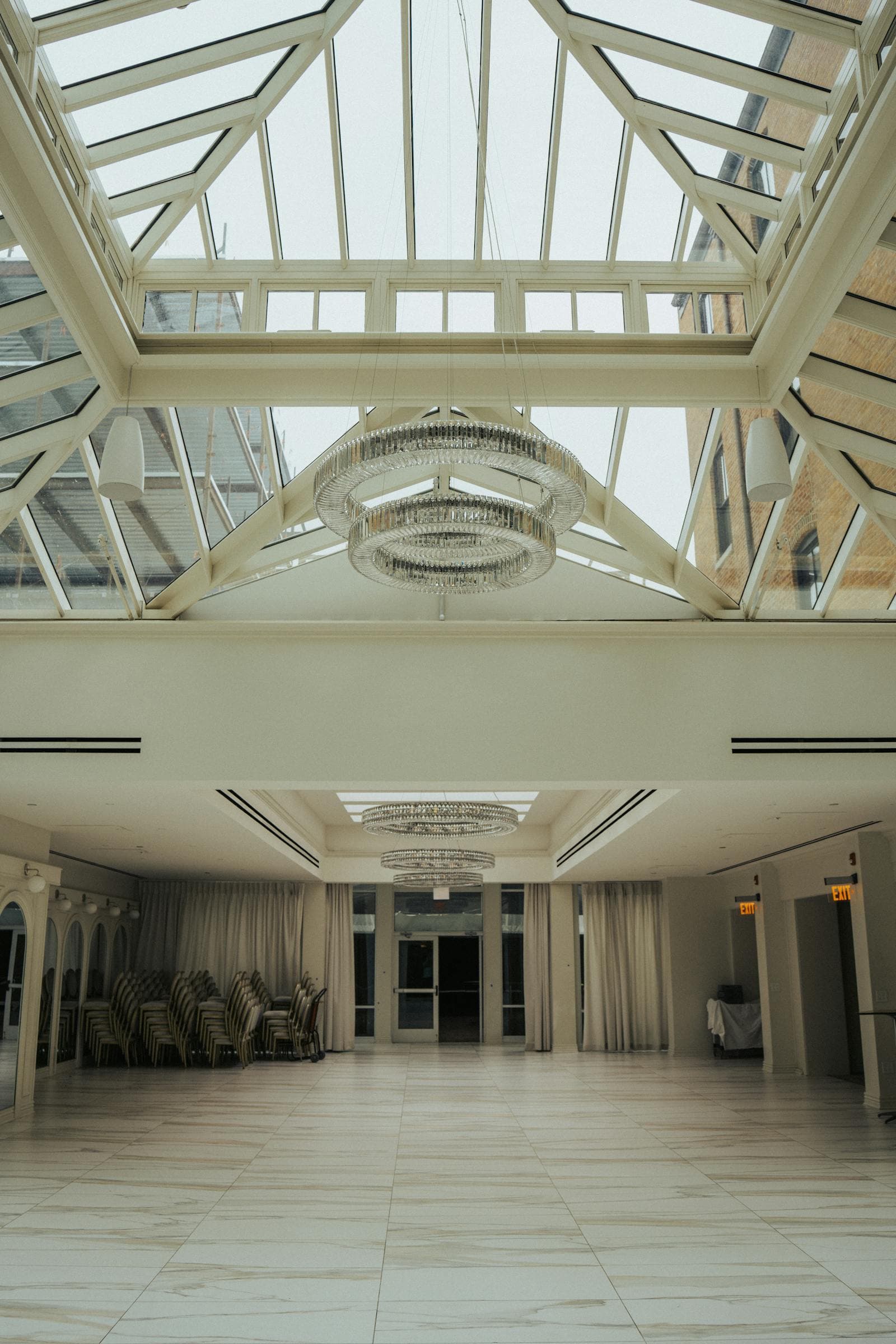 Salón de eventos con sillas de banquete apiladas para el siguiente trabajo